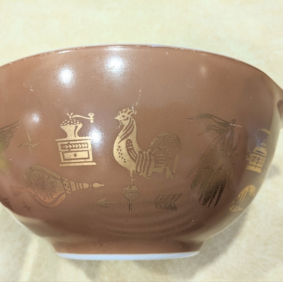 Pyrex Vintage Kitchen Americana Cinderella bowl 1.5 quart brown gold - Picture 3 of 5
